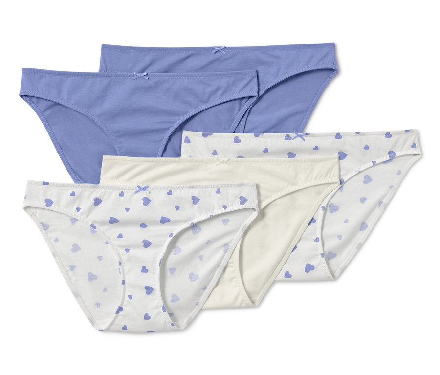 Fünf Slips: zwei hellblaue, ein cremefarbener und zwei weiße mit blauen Herzen.