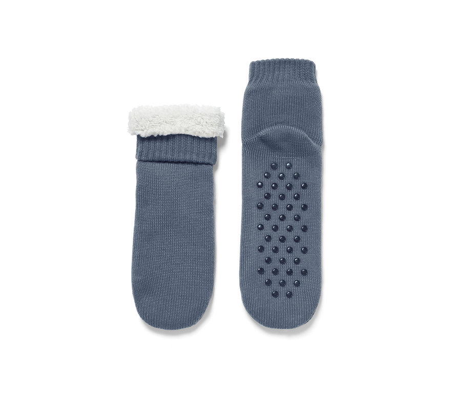 Zwei Paar graublaue Hausschuh-Socken mit weißem Fellrand und Anti-Rutsch-Sohle.