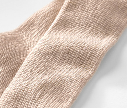 Nahaufnahme einer Kinder-Strumpfhose mit RWS-Wolle in Beige.