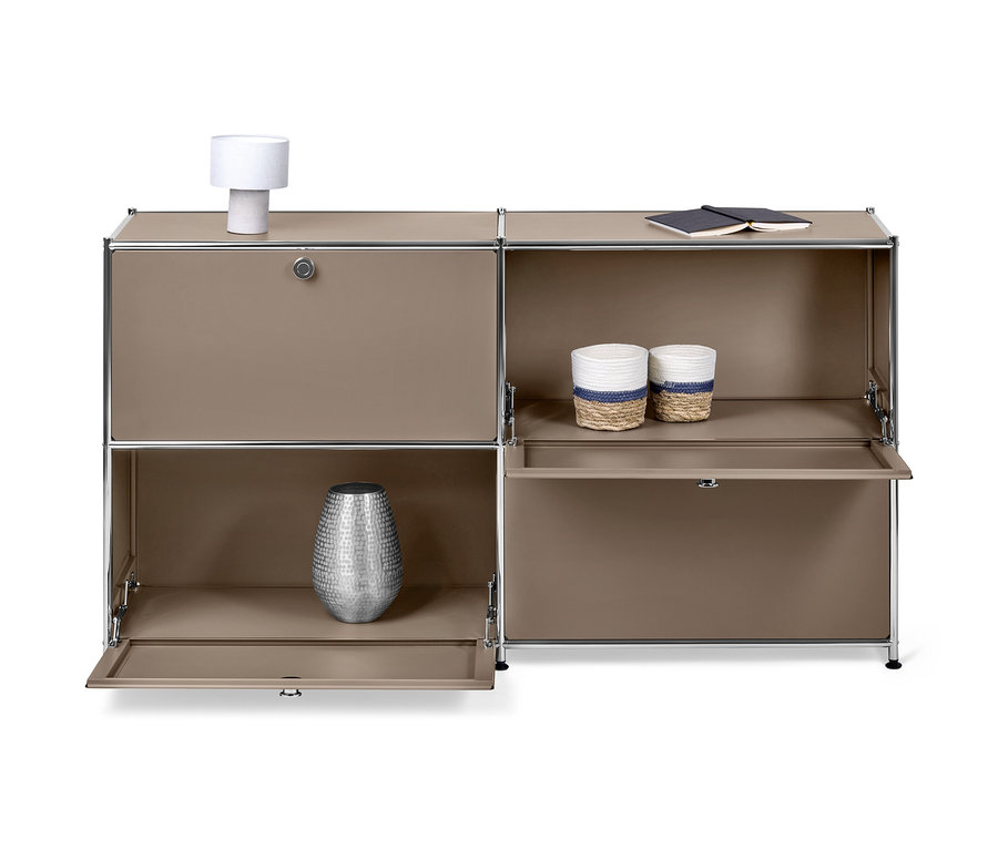 Sideboard Metall »CN3« mit 4 Klappenfächern, oben Lampe und Notizbuch, drinnen Körbe und Vase.