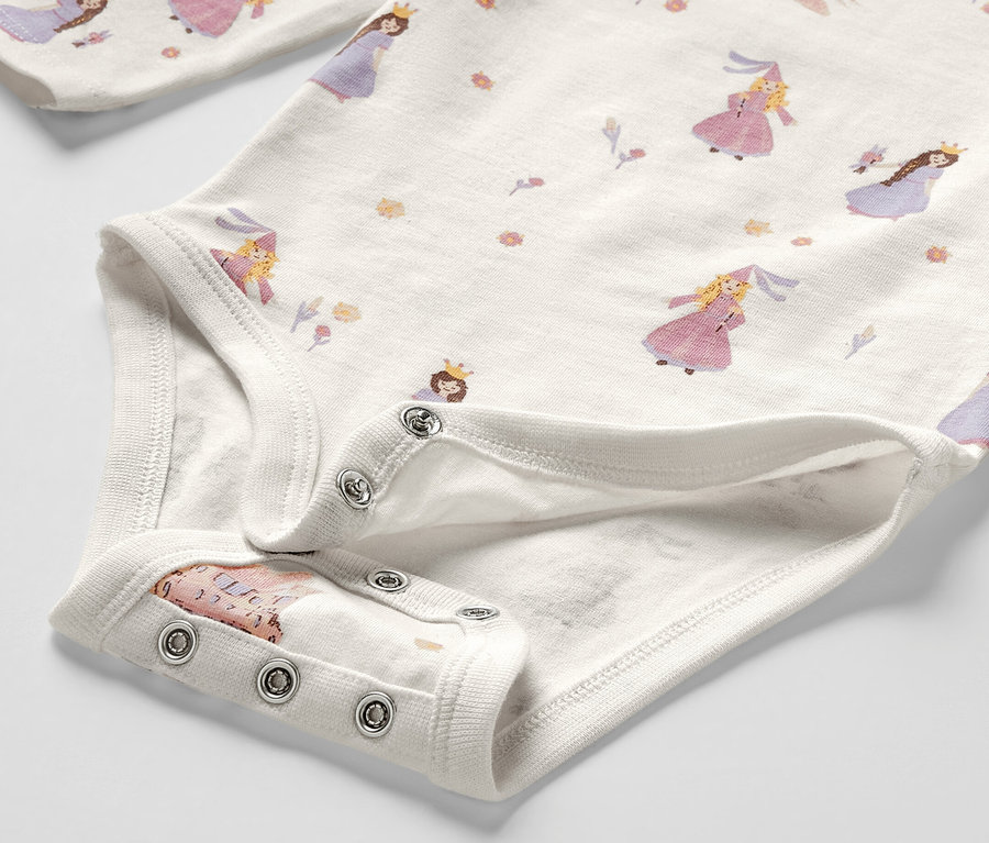 Detailansicht eines mitwachsenden Baby-Bodys mit Prinzessinnen-Motiv.