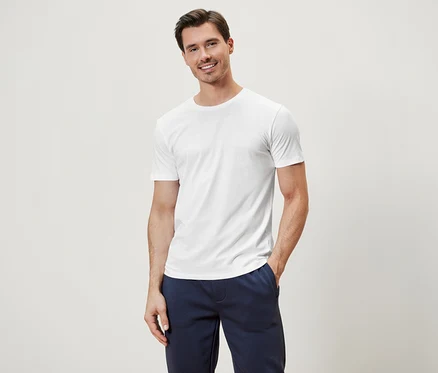 Mann posiert in einem weißen 3 T-Shirts mit Rundhalsausschnitt.