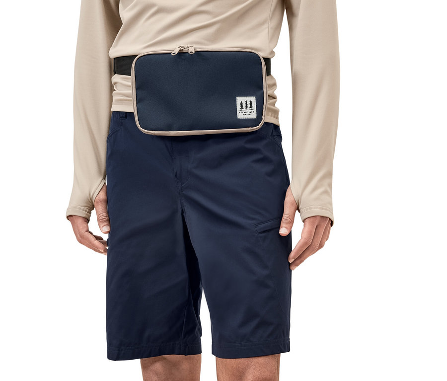 Mann trägt eine Multifunktions-Tasche.