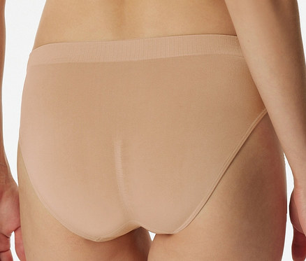 Rückansicht einer Frau, die einen SCHIESSER Rio Slip, maple trägt.
