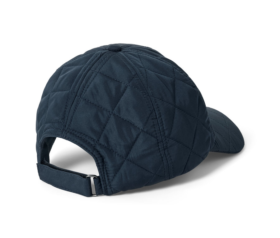 Detailansicht einer gesteppten Kappe.