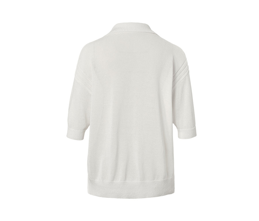 Weißer Strickpullover mit Polokragen.