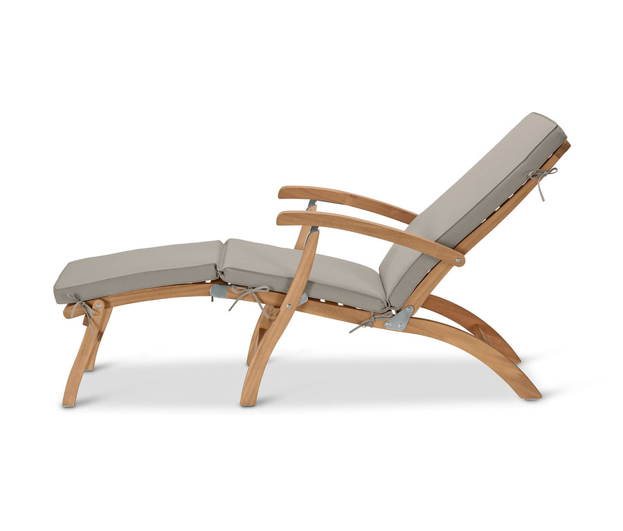 Ein Deckchair mit Polsterauflage auf einem weißen Hintergrund.