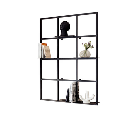 Schwarzes Wandregal "Rivo" mit Büchern, Vase und Dekorationen.