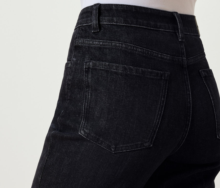 Detailaufnahme der Rückseite einer schwarzen Jeans.