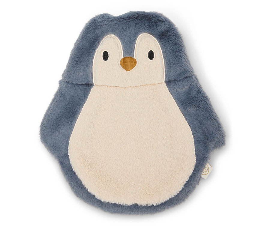 Eine Wärmflasche in Form eines Pinguins liegt auf einem weißen Hintergrund.