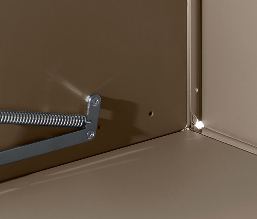 Detailaufnahme vom Inneren eines Schranks mit einem Federmechanismus an der Wand.