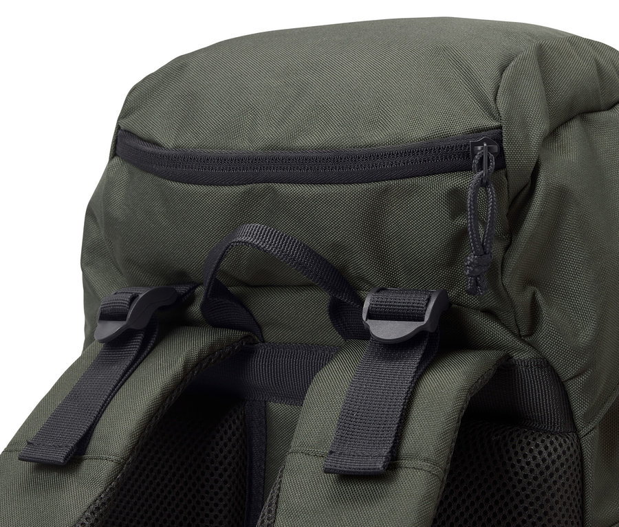 Detailansicht eines grünen Wander-Rucksacks (40 l) mit Reißverschluss und Riemen.