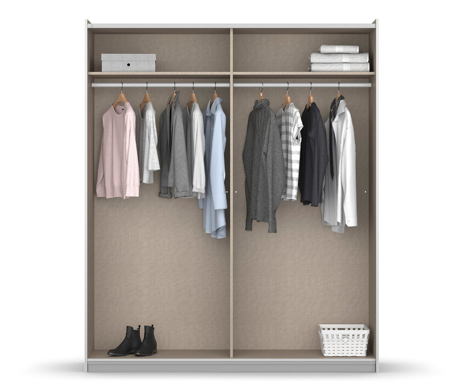Offener, weißer Kleiderschrank mit Kleiderbügeln mit Kleidung, Schuhen und Aufbewahrungsboxen.