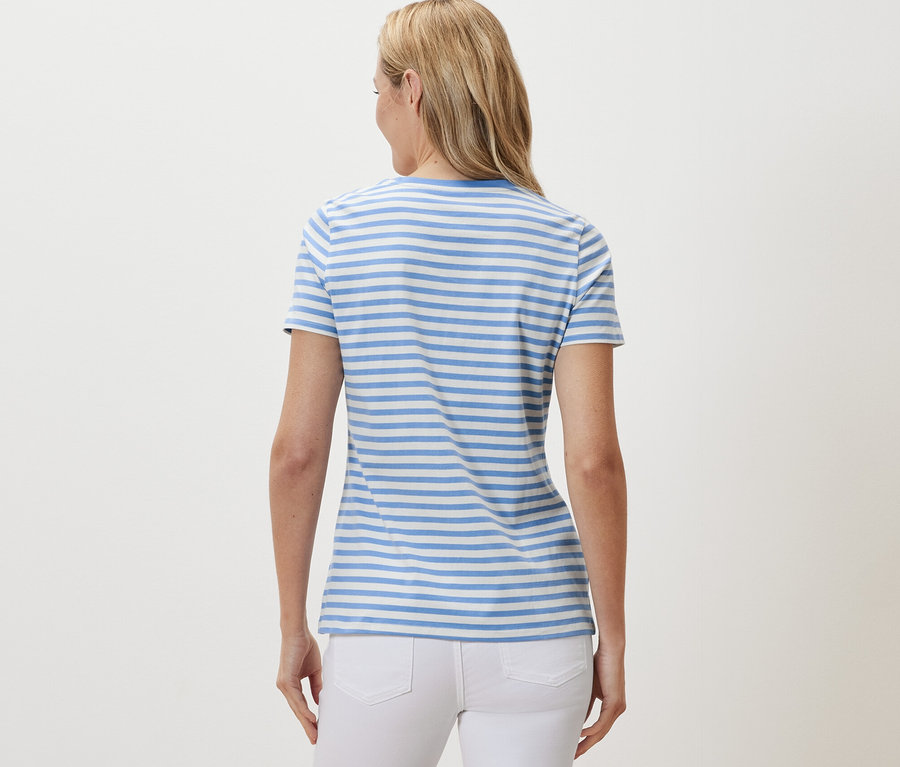 Rückansicht einer blonden Frau in einem hellblau-weiß gestreiften Basic T-Shirt.