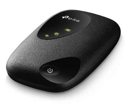 Schwarzer WLAN to go-Router TP-Link auf weißem Hintergrund.