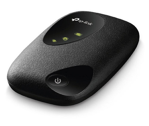 Schwarzer WLAN to go-Router TP-Link auf weißem Hintergrund.