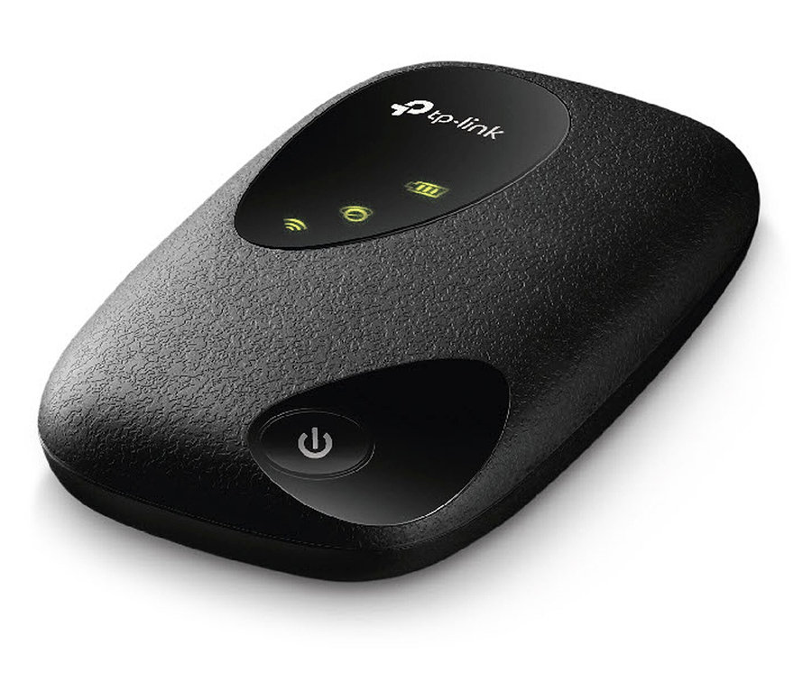 Schwarzer WLAN to go-Router TP-Link auf weißem Hintergrund.