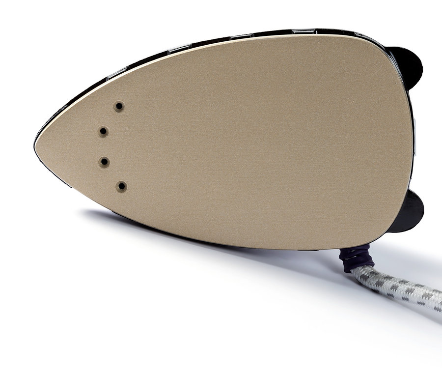 Detailaufnahme eines goldenen Prym Mini-Dampfbügeleisens auf weißem Hintergrund.