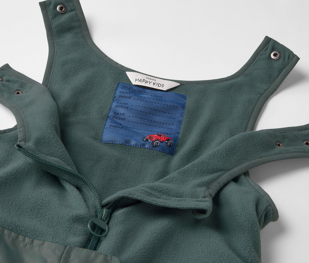 Detail einer Kinder-Thermo-Regenhose mit Brusttasche und rotem Auto.