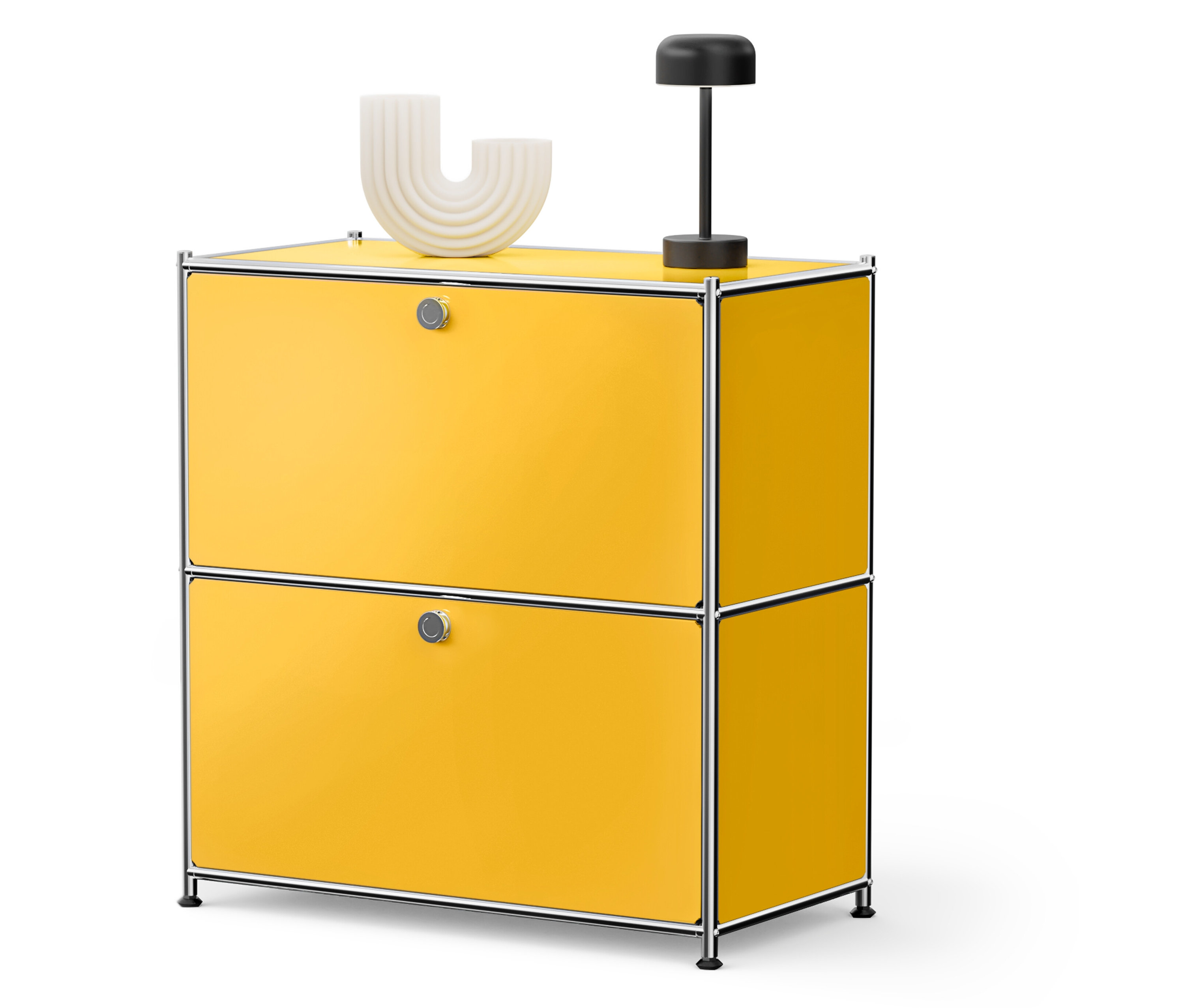 Gelbe Kommode mit zwei Schubladen, weiße Dekoration und schwarze Lampe oben drauf.