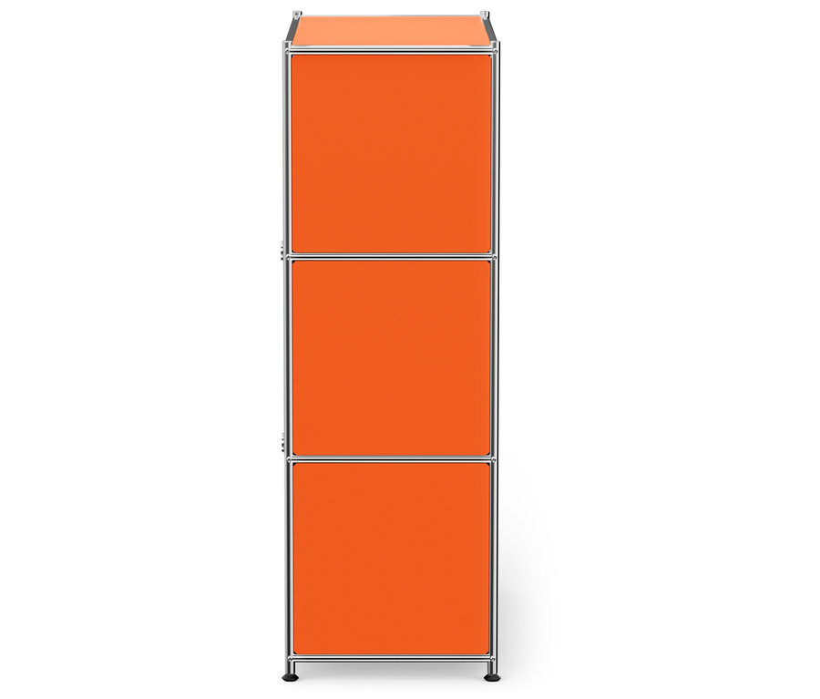 Ein orangefarbenes modulares Regal mit drei Fächern und silbernem Rahmen.