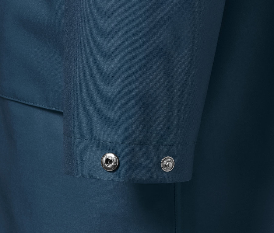 Detailansicht eines Funktions-Regenparkas.