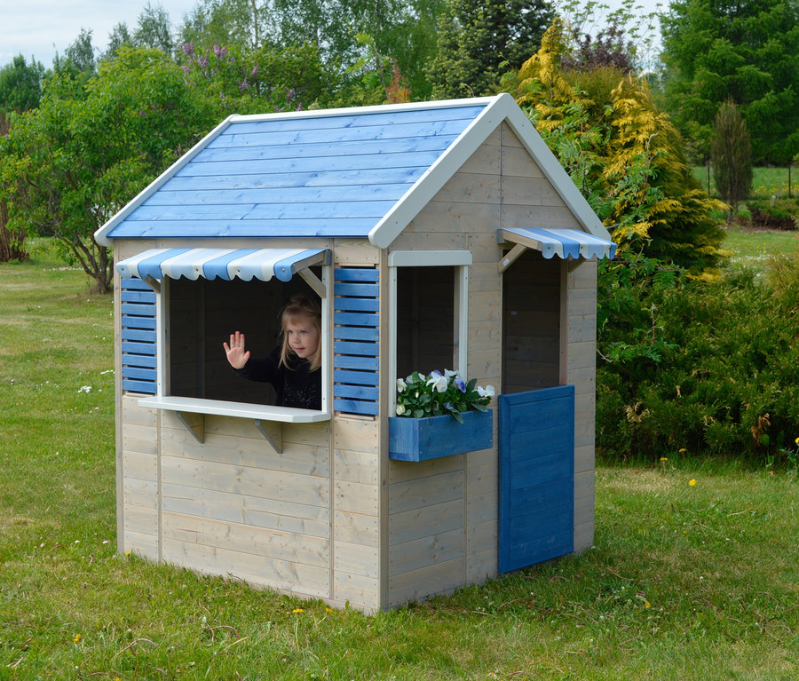 Mädchen winkt aus dem Fenster des Wendi-Spielhaus »Maritime House«.
