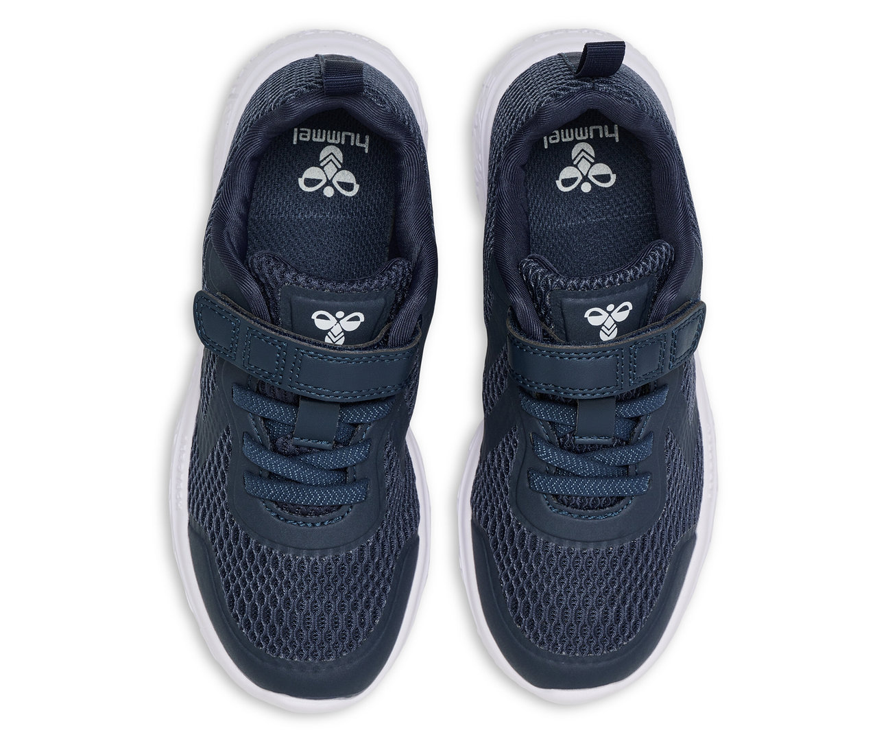 Zwei blaue HUMMEL Actus Recycled Jr Schuhe mit weißen Sohlen und Logo auf dem Klettverschluss.