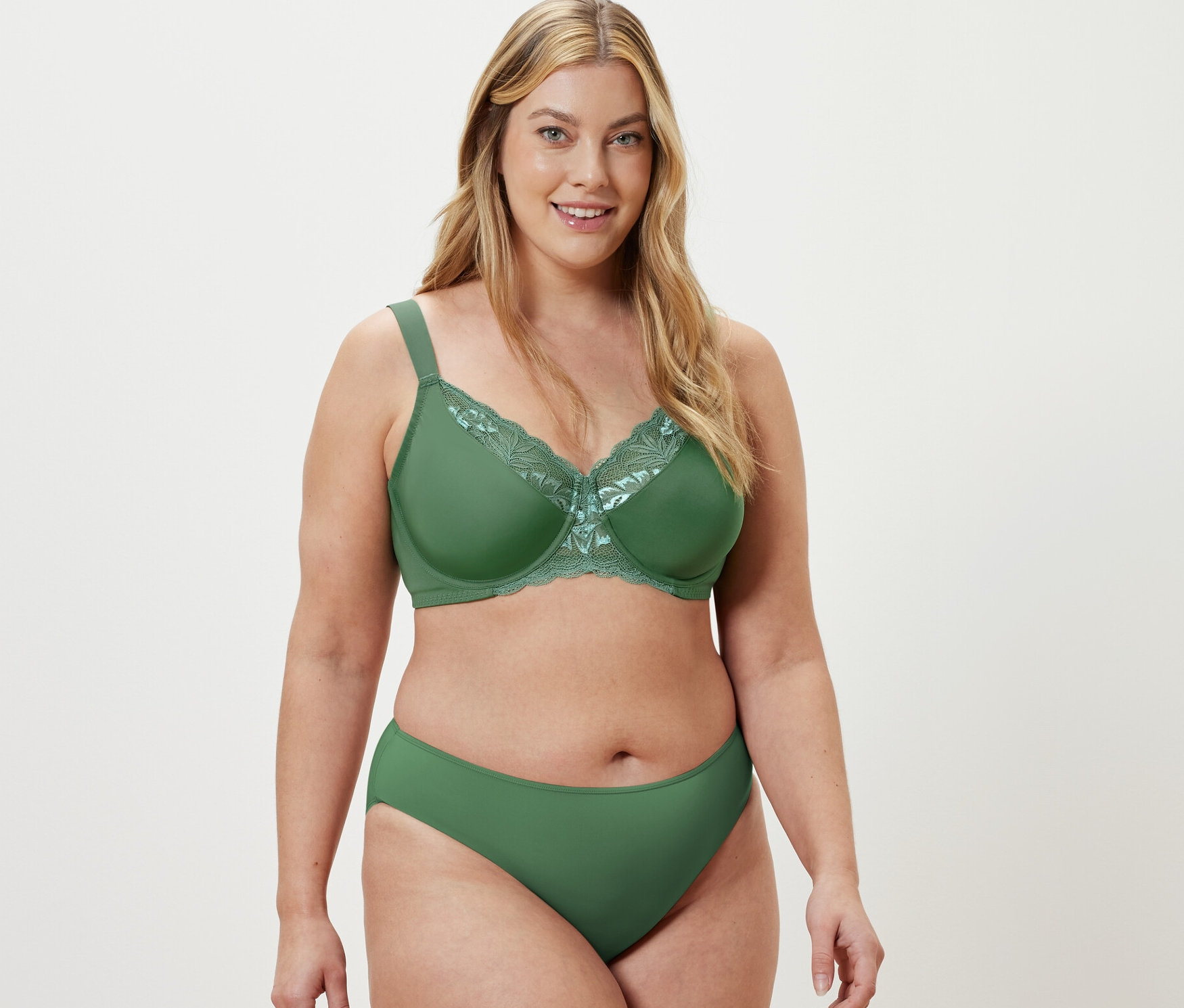 Frau trägt grünen Minimizer-BH.