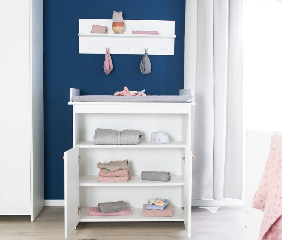 Kinderzimmer mit weißen roba »Anton« Möbeln: Bett, Wickelkommode und Schrank.