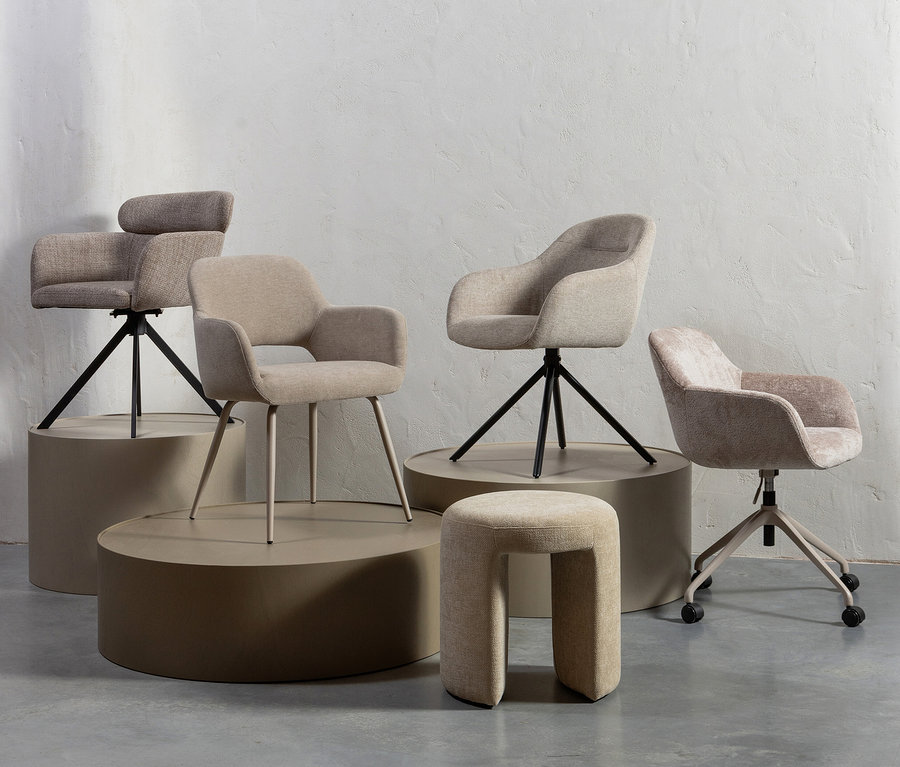 Vier Sessel und ein Hocker in verschiedenen Stilen und Farben stehen auf Podesten. Woood Stühle »Jenny«, 2er-Set, naturfarben