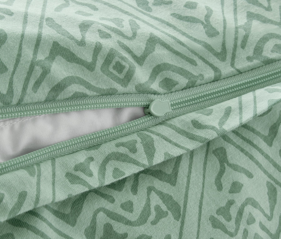 Detail einer grünen Jersey-Bettwäsche in Normalgröße mit Reißverschluss.