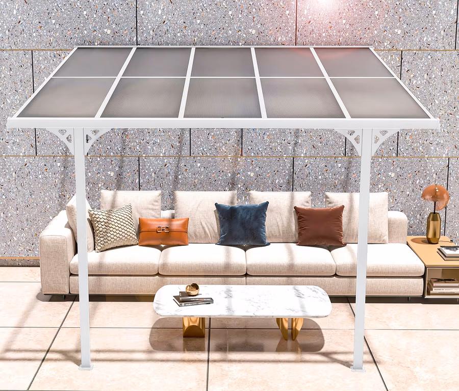 Eine weiße Terrassenüberdachung mit einer Breite von ca. 313 cm steht über einem beigen Sofa mit Kissen.