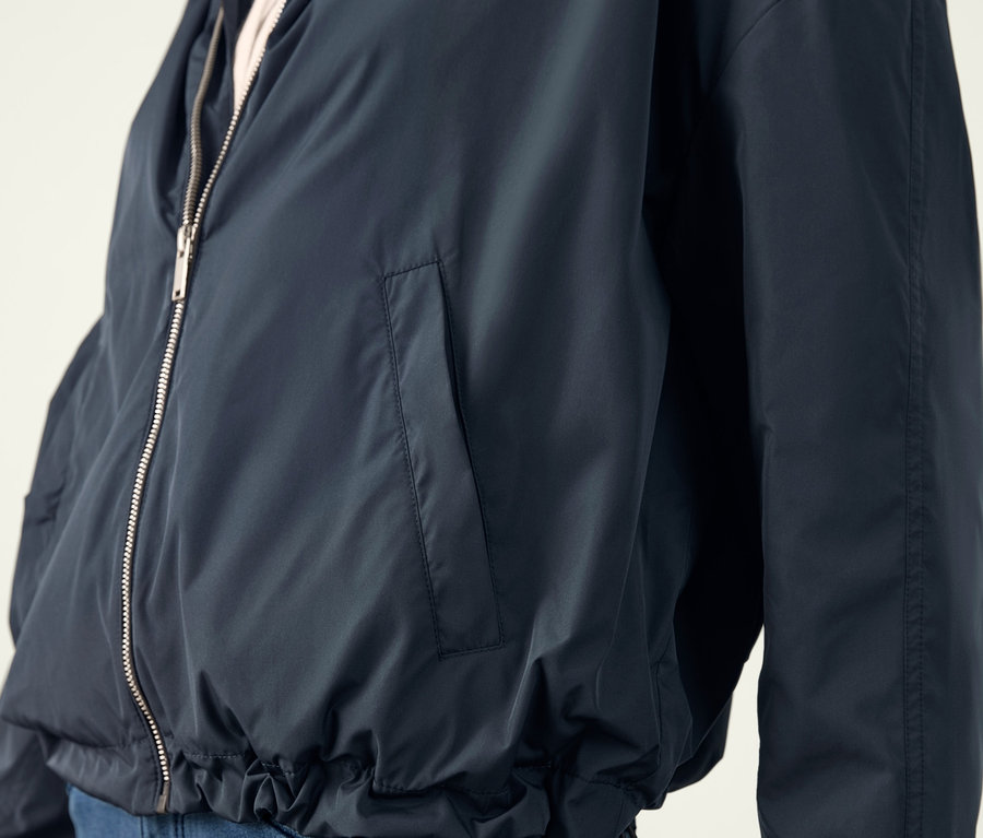 Detailaufnahme eines kurzen Parkas mit Kapuze.