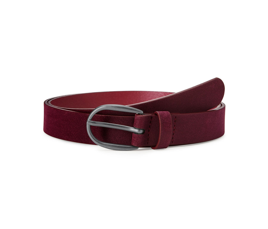 Ein bordeauxroter Gürtel mit Metallschnalle liegt auf einem weißen Hintergrund.