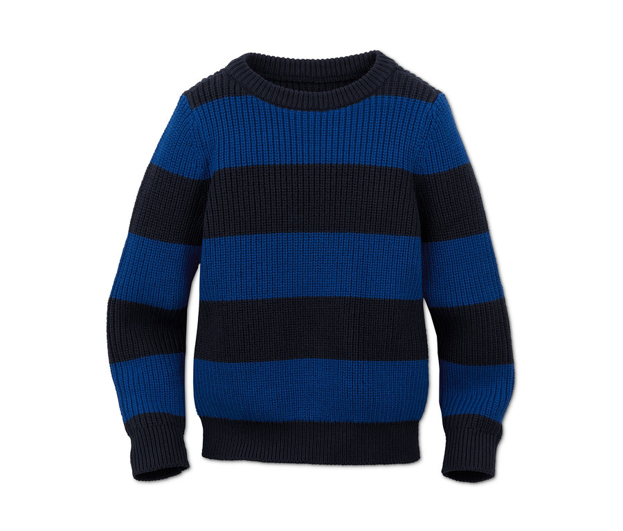 Gestreifter, blau-schwarzer Grobstrickpullover.