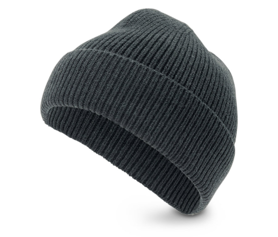 Eine graue Strickmütze auf weißem Hintergrund.