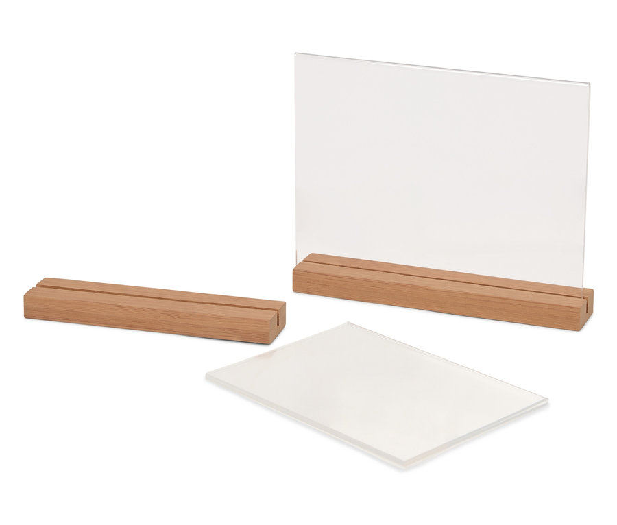 Eine klare Acrylplatte steht auf einem Holzsockel, daneben liegt eine weitere Platte und ein Sockel.