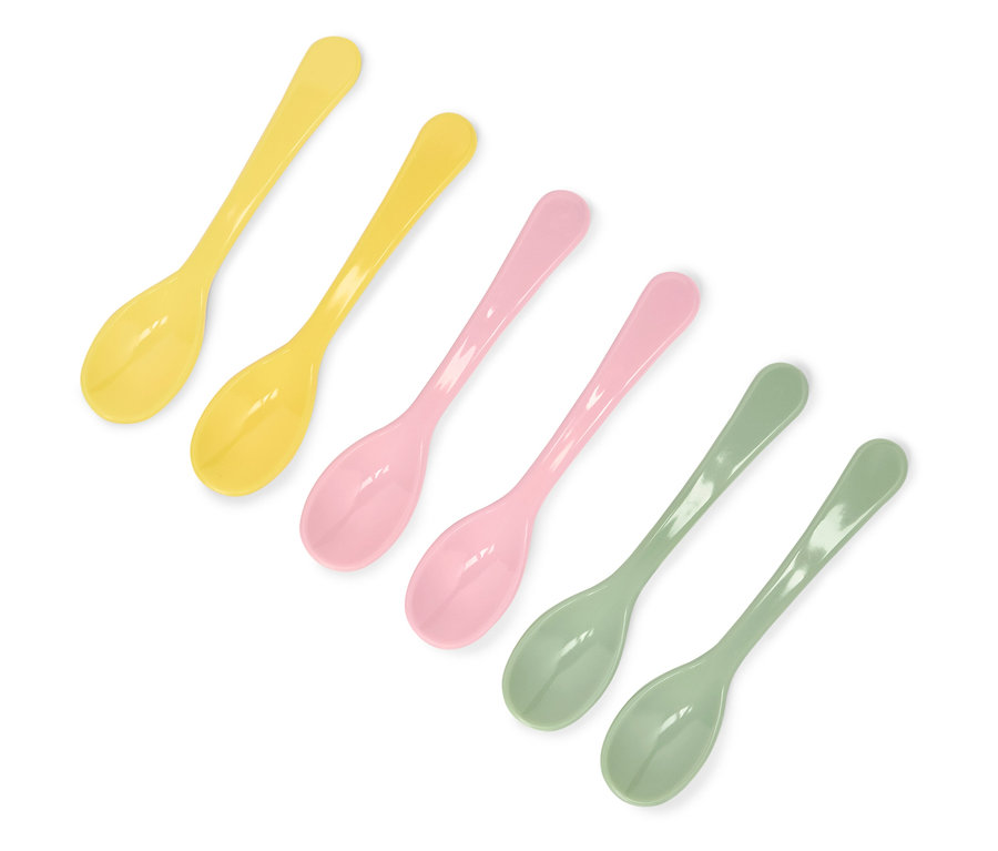 Sechs kleine Löffel in den Farben Gelb, Rosa und Grün in einer Reihe.