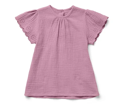 Ein lila Kinder-Musselin-Shirt mit kurzen Ärmeln und dekorativem Saum.