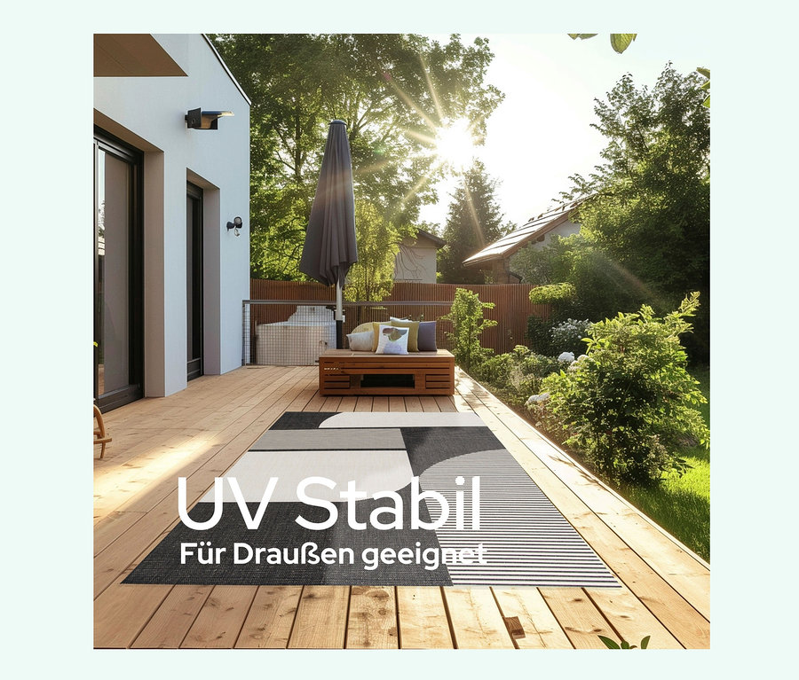 Outdoor-Teppich »Zen Lines« liegt auf einer Holzterrasse vor einem Haus.