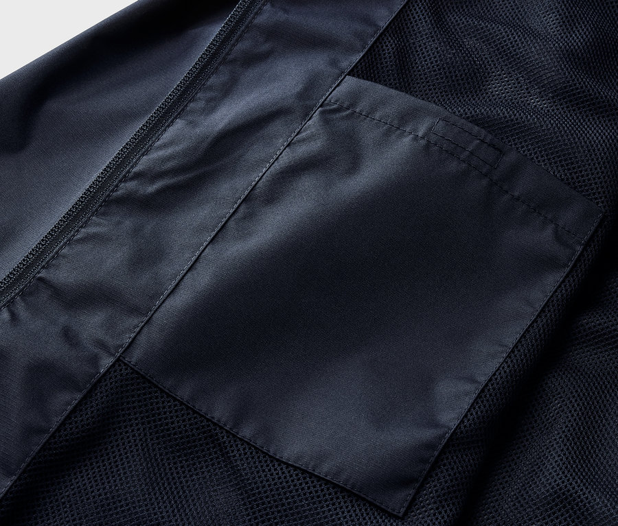 Detailaufnahme einer navy Regenjacke mit Tasche.