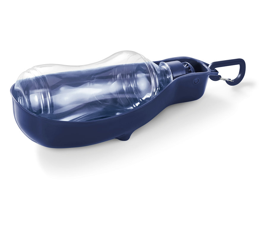 Durchsichtige Wasserflasche in einer blauen Plastikschale mit Karabiner.