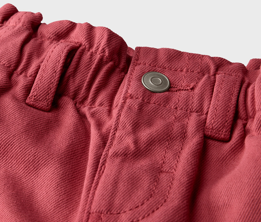 Detailansicht einer Kinder-Jeans – Fit »Greta« mit Knopf.