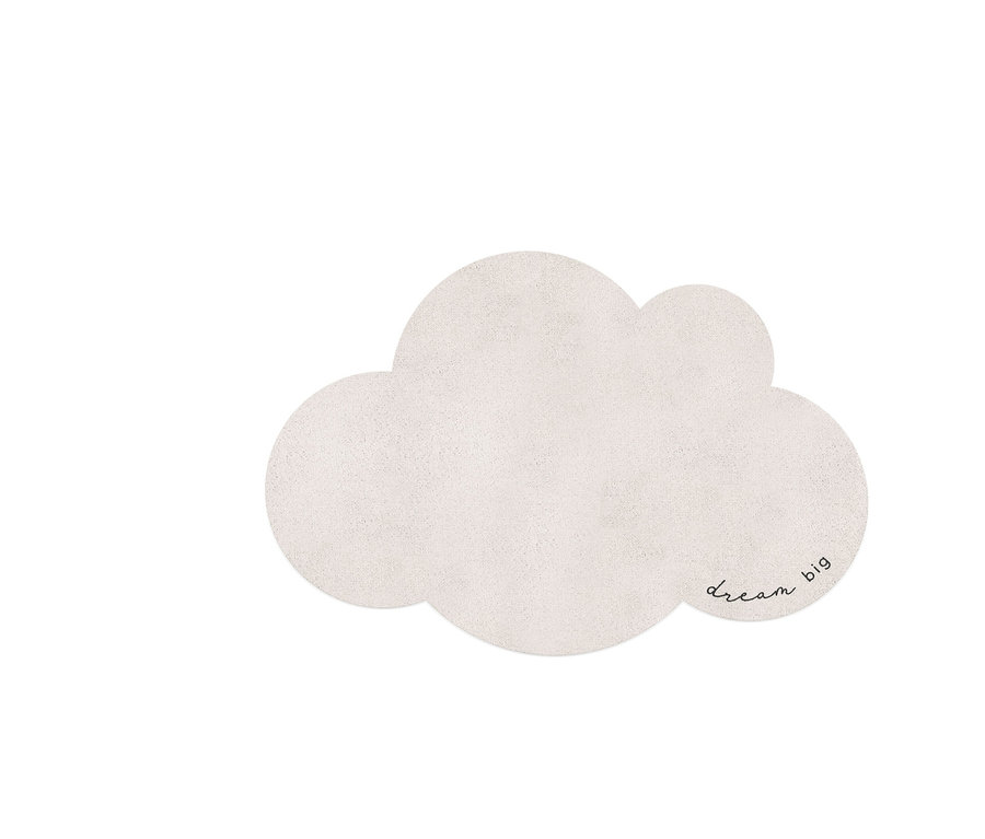 Ein weißer, waschbarer Kinderteppich in Wolkenform mit dem Schriftzug "Dream Big".