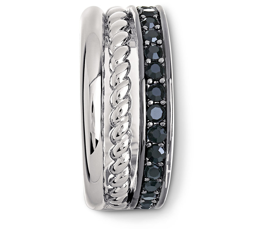 Drei silberne Ringe, einer glatt, einer gedreht und einer mit schwarzen Steinen.