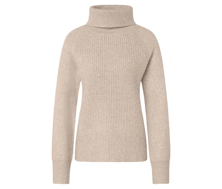 Ein cremefarbener, melierter Rollkragenpullover liegt auf einem weißen Hintergrund.