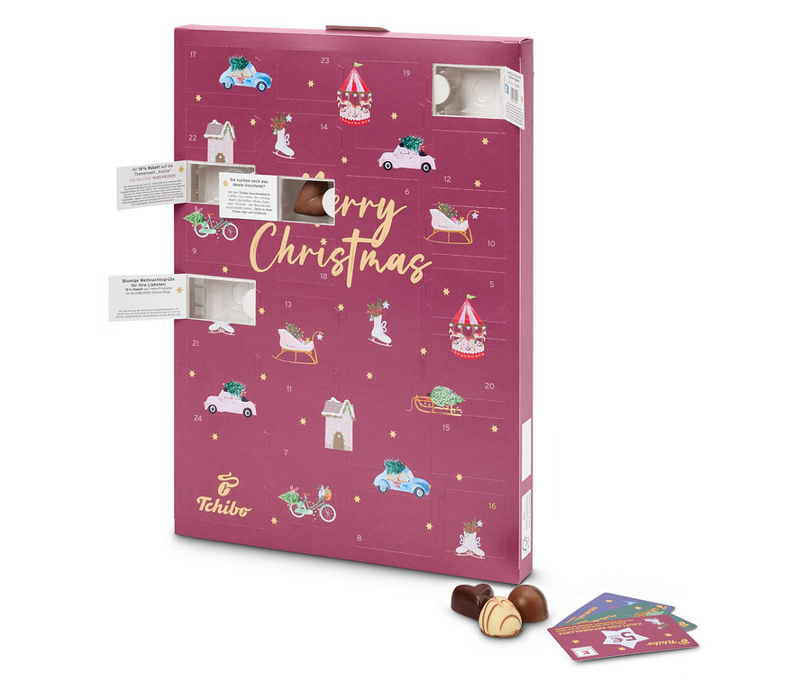 Nahaufnahme eines Tchibo Adventskalenders mit geöffneten Türchen und Pralinen.