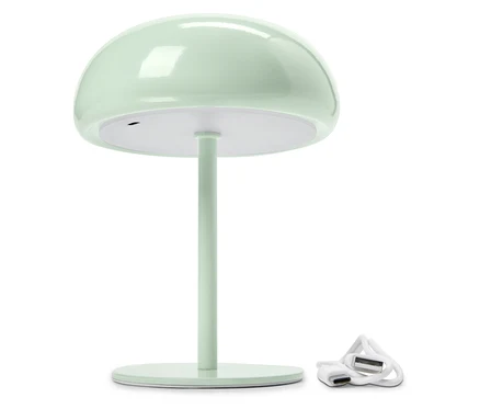 Hellgrüne Pilzlampe mit USB-Kabel auf weißem Hintergrund.