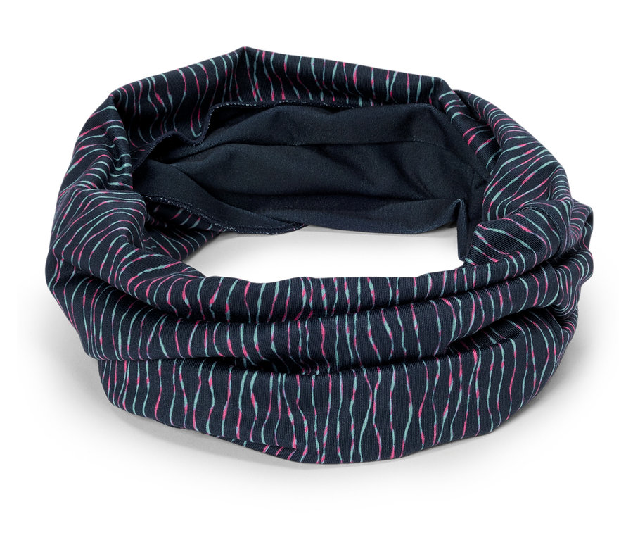 Ein dunkelblauer Schlauchschal mit einem Muster aus rosa und türkisfarbenen Streifen liegt auf einem weißen Hintergrund.